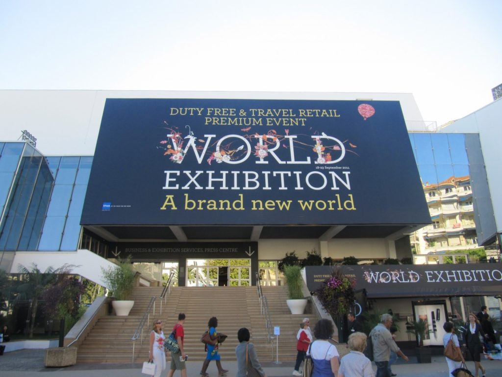 Participating in an exhibition is a great way to generate leads and attract customers. A professional stand combined with a good preparation allows you to make contact with dozens of leads...
