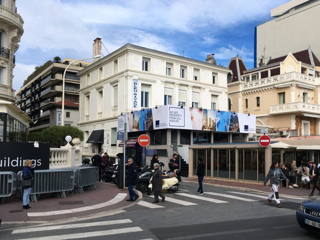 For a client exhibiting at MIPM 2018 we printed and installed 2 very large banners of almost 2 meter high and more than 10 meter long